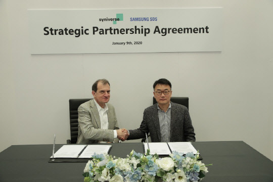 구형준 삼성SDS 미국법인장(오른쪽)과 딘 더글라스 시니버스 최고경영자(CEO)가 협약식 후 사진을 찍고 있다. 삼성SDS 제공